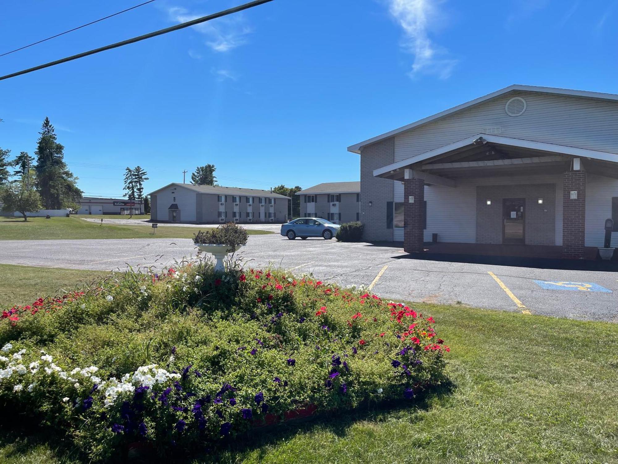 Stay Express Collection - Hotel Iron Mountain Inn & Suites Exterior photo